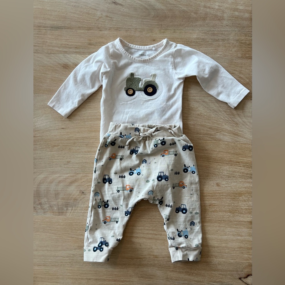 Bloomingdale’s Brand Name It Baby Two Piece Set